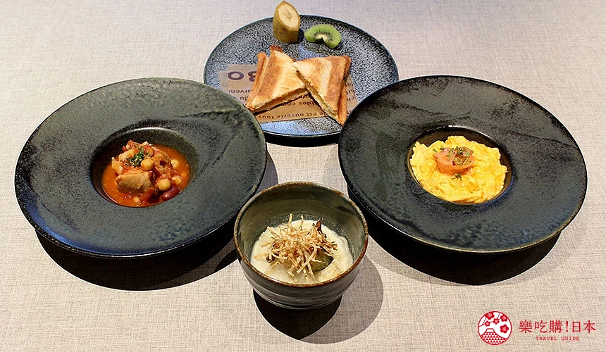 主餐可從煙燻鮭魚佐炒蛋、番茄燉雞、烤三明治、素食拉麵等四款料理中擇一